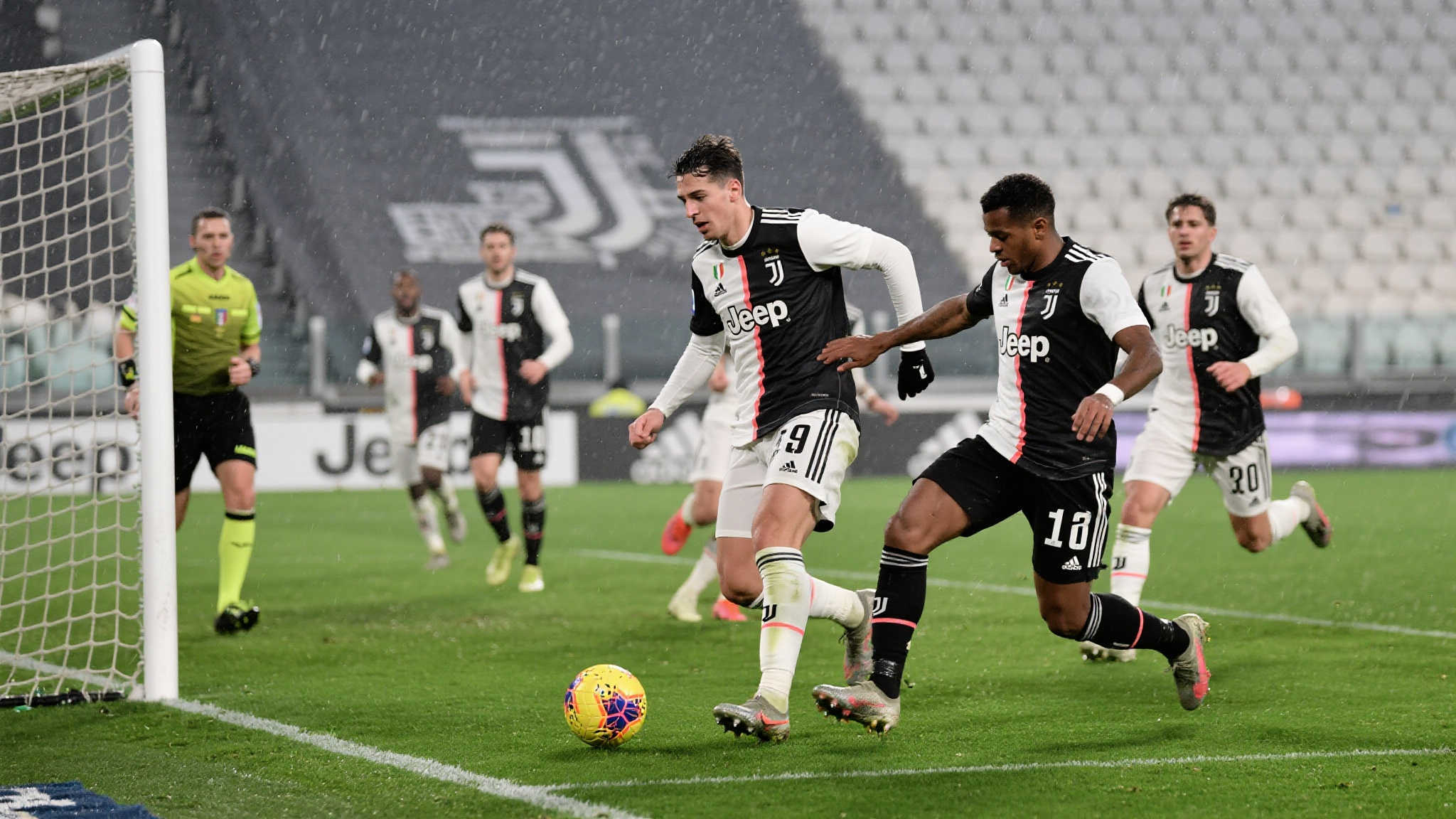 高温挡不住激情!尤文两连胜,烟花引发比赛中断 尽管气候条件严峻,在绿茵场上尤文图斯依然展示出强大